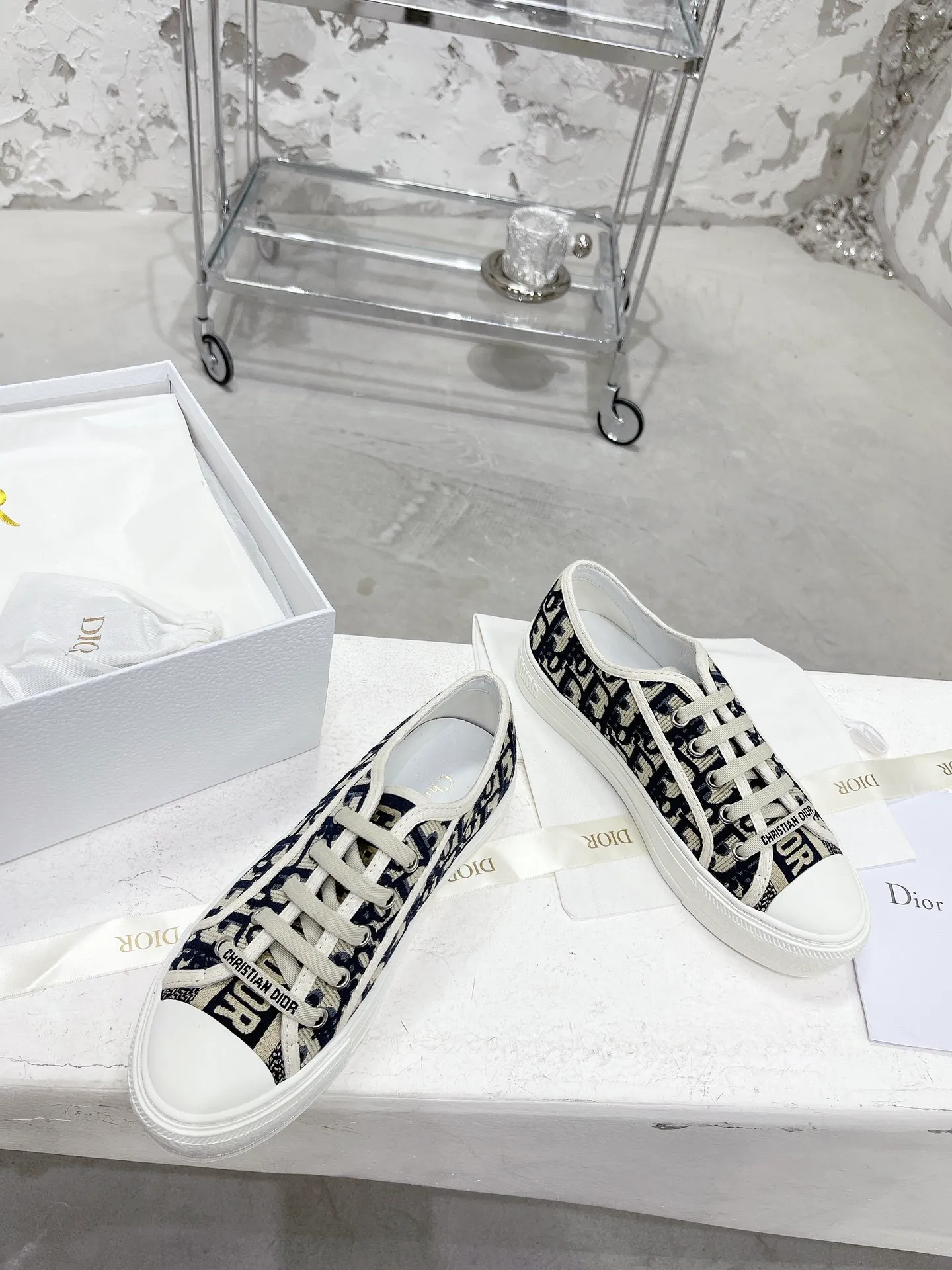 👟👟Ex-factory price 480👟👟 WALK N DIOR embroidered canvas shoes, flat casual shoes, Valentine's Day limited sneaker series, 100% cotton silk double-sided three-dimensional embroidery, hot sale in authentic stores, Ins star internet celebrity concave style show.  All materials of this shoe are original molds, right down to the hardware, laces, outsole, 👟👟 ex-factory price U mid-pad... The upper fabric is made of double-sided pure cotton silk three-dimensional electric embroidery. Each style looks colorful, but it does not make it difficult to match clothes. The entire series is like a piece of handicraft, unique!  ▪️Inner lining: full-grain mixed sheep silk sheepskin ▪️Foot pads: imported cowhide of the same color, comfortable to the feet ▪️My last style is exactly the same as Z👟👟 ex-factory price, welcome to compare. My color matching is complete, and the counter has a full set of packaging. Code number: 35-40 (women's model 41 is custom-made and cannot be returned or exchanged)